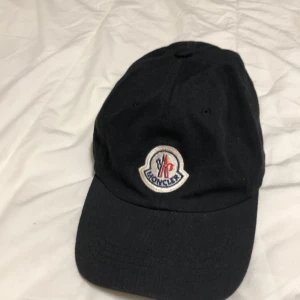 Moncler keps  - Säljer moncler keps som e på bra skick inga skador. Priset kan diskuteras kolla gärna på de Andra annonserna