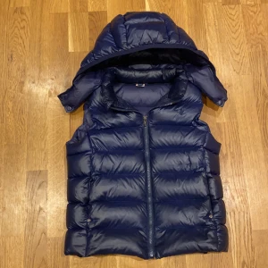 Ralph lauren väst - Säljer min Ralph lauren väst då den har blivit för liten för mig. Riktigt fet speciellt nu till hösten Väldigt bra skicka och pris kan diskuteras  Storlek 14-16