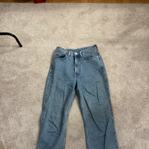 Jeans Weekday - Endast använda ett fåtal gånger så mycket bra skick. Storlek 26/30 i modellen ROWE. Lite högre midja men sitter inte tight i vaderna. Passar mig som är ca 164☺️☺️