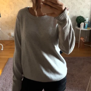 Ljusgrå stickad tröja från Vila! - Säljer denna jätte fina ljusgrå stickade tröja ifrån märket Vila. Superfint skick och inga defekter alls. Storlek S! Hör av er vid intresse❣️