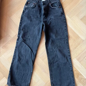 Jeans Gina Tricot - Svarta raka/baggy jeans i storlek 44. Hög midja