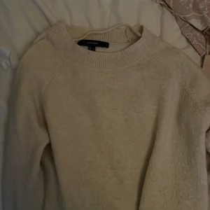 Stickad vero mods tröja - Säljer denna jätte mysiga veto moda tröja i en créme vit färg!🥰 verkligen så mysig och bra till hösten!☺️