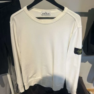 Stone island tröja - Stone island tröja, skick 9/10, Äkta såklart, säljer den pga av att den kommer inte till användning. Kontakta gärna vid funderingar 😁