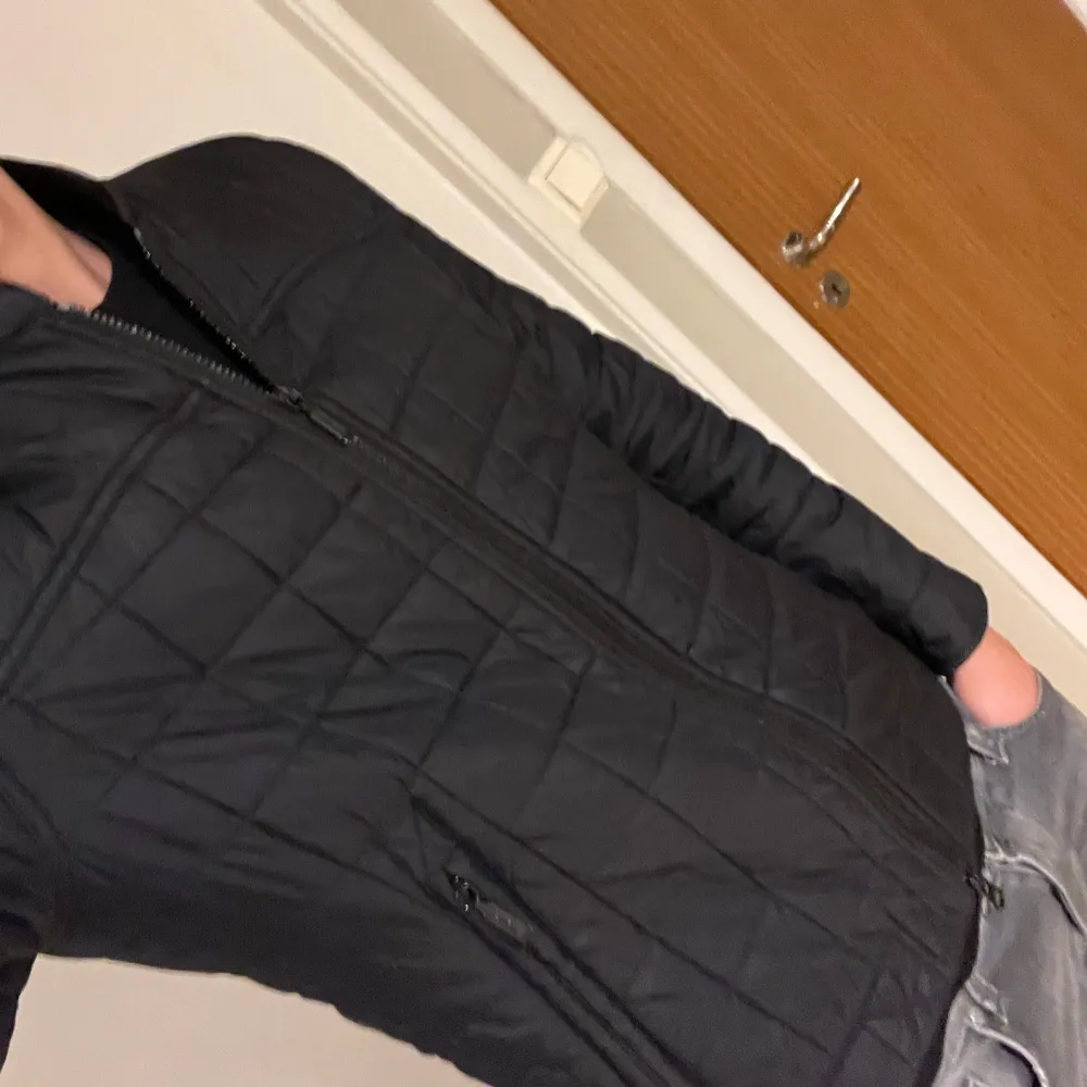 Säljer nu denna sjukt snygga bomber jacka ifrån Barbour. Mycket bra skick och ny pris är ca 2500kr. Perfekt inför hösten. Ställ gärna frågor! 👊🙏. Jackor.