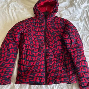 J Lindeberg, vinterjacka / skidjacka  knappast använd. Vattentät & vindtät. Nypris 5700:- - J Lindeberg från säsongen 2023 Använd mycket sällan.   Wind & waterproof ✅ Vattentät med fluorkolfri DWR-beläggning-  Högkvalitativ dun- 90/10 dun/fjäder,  700 fyllkraft Spårbart dun av högsta kvalitet Kula: 90/10 700 FP Nypris är 5700:-  Kan skickas