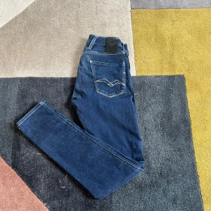 Mörkblå jeans - Säljer ett par snygga mörkblå Replay jeans i slim fit. De har en klassisk femficksdesign med coola sömmar på bakfickorna. Perfekta för både vardag och fest! Ny pris går runt 1000-2200kr