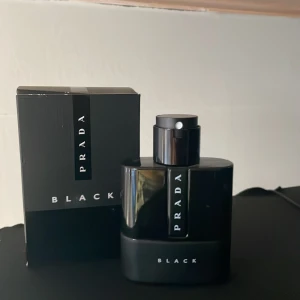 Prada luna rosa black - Säljer min Prada black den är 50ml och jag har sprutat typ 5 sprays med den. Väldigt fin doft som är bra nu till vinter. köpte för runt 800 på kicks. Skriv vid frågor 