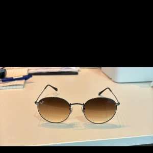Rayban - Round Metal - Halloj!  Säljer nu mina sköna solbrillor då de ej kommer till användning längre!  De är i mycket fint skick och repfria i glaset! Passar alla!  Fler frågor? Skriv!  Mvh Vilgot  