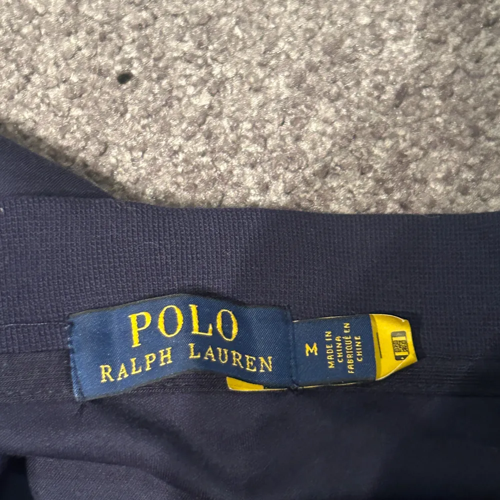 Ralph Lauren Tröja Fullzip Utan Luva Storlek M men sitter som S  Använd fåtal gånger då den är för liten (Inga skavanker eller fläckar) Lite hårig då katten brukar ligga i garderoben men löser det innan den skickas självklart. Tröjor & Koftor.