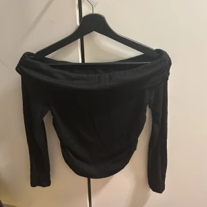Svart offshoulder topp - Snygg svart offshoulder topp med långa ärmar. Perfekt för en stilren look. Passar bra till både jeans och kjol. Tröjan år från SHEIN!
