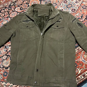 Fodrad arme jacka! - Säljer denna sjukt snygga och sköna overshirt/jacka. Denna passar skit bra i många olika väder! Denna är storlek s men passar nog mer m skulle jag säga