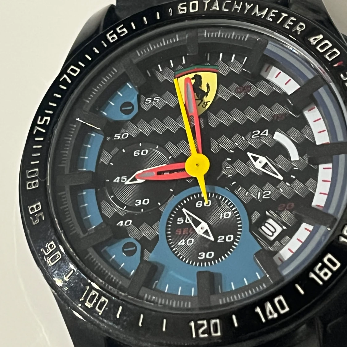 Svart klocka från Ferrari - 2