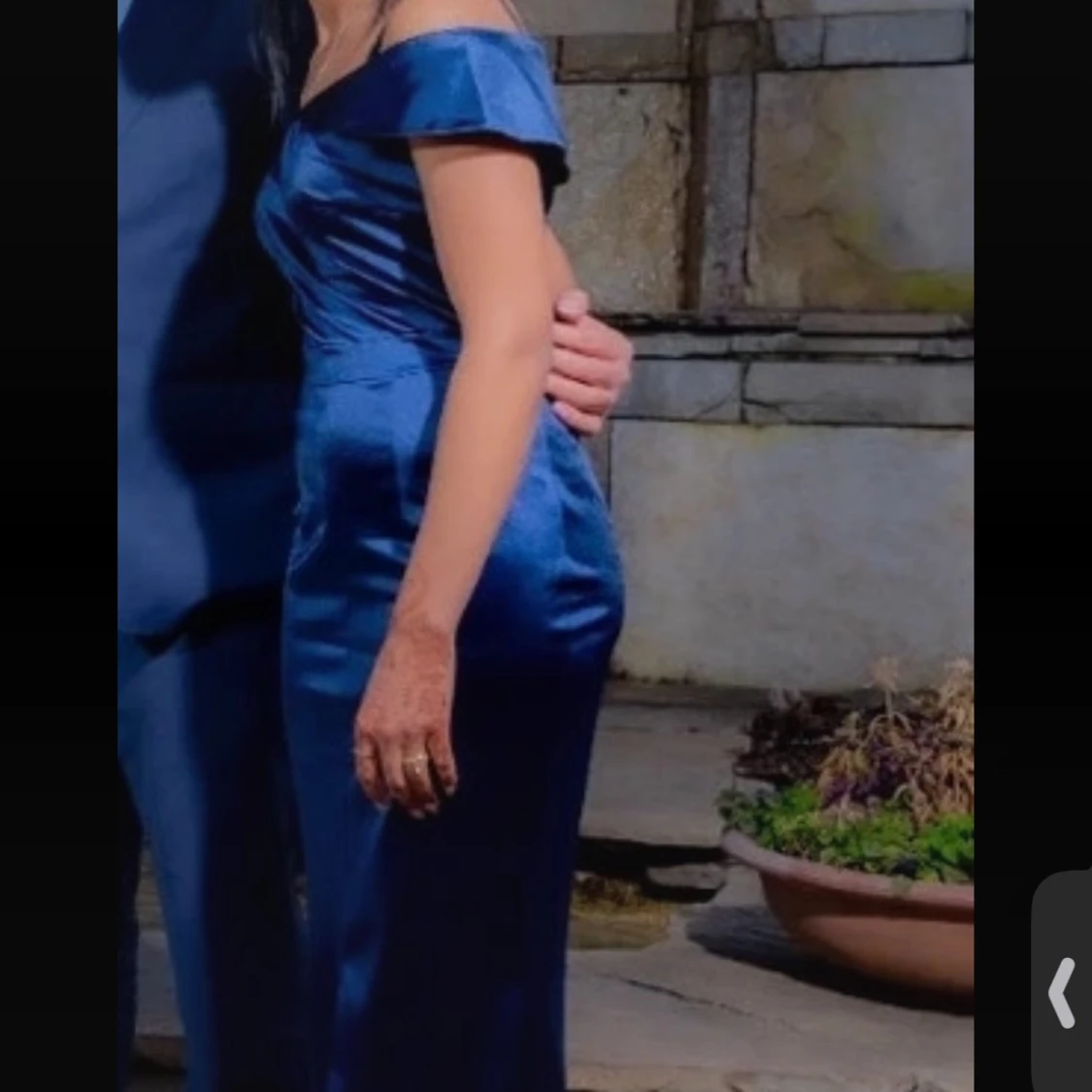 Blå axelbandslös klänning