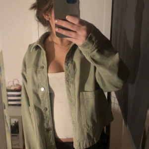 Grön jeansjacka - Säljer denna jätte snygga jackan, passar bra t våren och väldigt bra skick😘