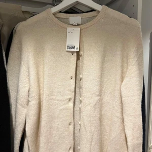 Beige kofta från H&M - Säljer en beige kofta från H&M i storlek Xs, aldrig använd därav att prislappen är kvar 🩷