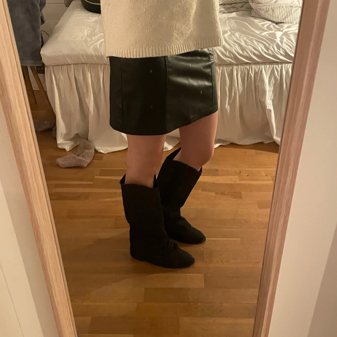 Svart kortkjol i skinn