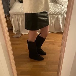 Svart kortkjol i skinn - Jättesnygg men kommer tyvärr inte till användning