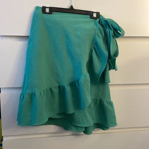 Grön fin kjol från Vero Moda - Jätte fin grönkjol från Veromoda storlek xs, säljer för den kommer inte till användning 💓💓💓💓