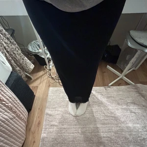 Svart långkjol - Snygg svart långkjol med en elegant passform. Perfekt för en stilren look. Kjolen är enkel och tidlös, vilket gör den lätt att matcha med olika toppar och accessoarer.