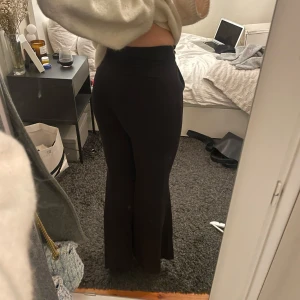 Svarta kostymbyxor - Svarta kostymbyxor, de är insydda för att kunna passa storlek 34.