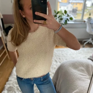 kortärmad stickad tröja 💗 - säljer en såå mjuk och skön tröja från hm! använd en gång💗tryck gärna på köp nu!
