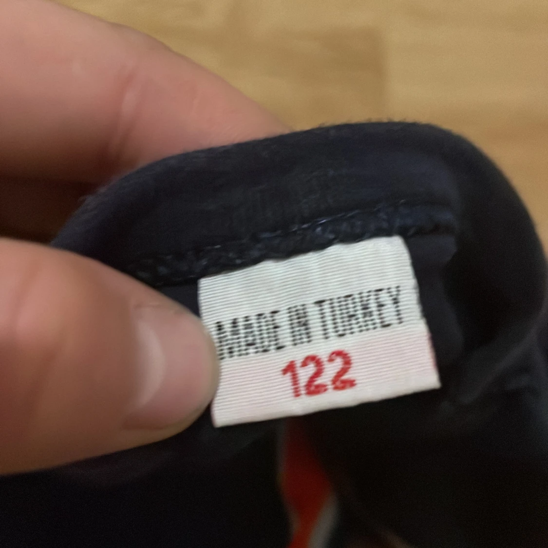 Svart och röd t-shirt från FILA - 2