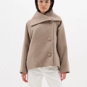 Beige kappa med stora knappar - Snygg beige kappa från inwear som i princip är ny!! 💕Nypris är 2600kr!