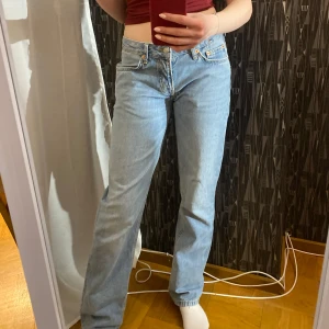 Ljusblå jeans med rak passform - Snygga ljusblå jeans med rak passform köpta på Lager 157. Nästan helt oanvända Modellen icon