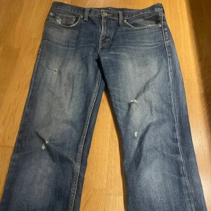 Levi’s jenas 511 storlek 31/32 - Säljer ett par klassiska blå Levi's 511 jeans med en straight passform. De har en snygg slitning och är tillverkade i jeansmaterial. Perfekta för en avslappnad stil. Nypris runt 1000 men kan släppa dom för 330kr skriv om ni har några funderingar 