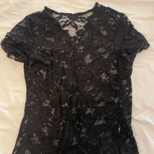 Spets topp  - Supersöt spetstopp perfekt till utgång eller på sommaren!✨ Aldrig använd.