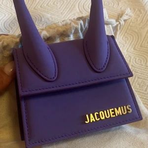 Jacquemus Le Chiquito Mini Purple - Slutsåld och unik Använd endast en gång Dustbag och prislapp medföljer Nypris: €550