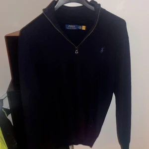  Ralph Lauren half zip  - Säljer en blå half zip ifrån Ralph Louren ny pris 1500kr , kom privat om ni har frågor !