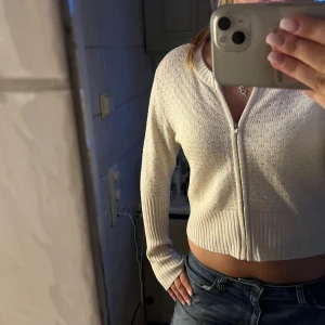 Kofta  - Säljer en vit stickad kofta med dragkedja framtill💕