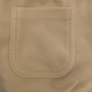 Beige mjukisbyxor från Lindex - Säljer ett par bekväma beige mjukisbyxor från Lindex. Byxorna har en elastisk midja med snörning och två praktiska bakfickor. Perfekta för en avslappnad stil.