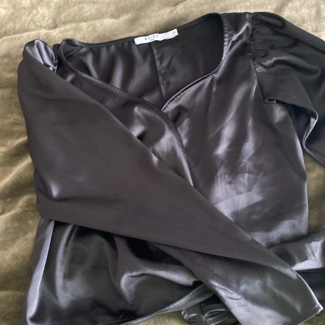 Svart satinblus från NA-KD - 1