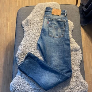 Levis jeans - Tjena, säljer mina levis jeans. De är i storlek 31/30 och jag skulle säga att dem slim/regular. De har ett par defekter, men om jag ska vara ärlig så tycker jag att det ser bra ut. Skriv för fler frågor?
