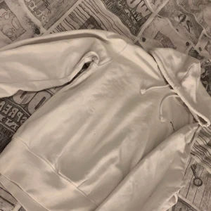 Vit hoodie från Zalando  - Säljer en vit hoodie från Zalando. Vet ej original priset. Storlek S. Säljer då jag aldrig använder den och är för stor. Aldrig använd!🤍🐻‍❄️