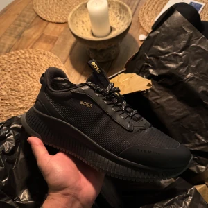 Svarta sneakers från Boss - Använda fåtal gånger, säljes då dom var för stora för mig. Nypris:2395kr