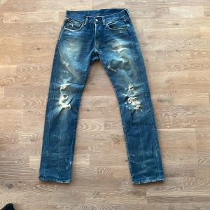 Blå jeans från Ralph Lauren - Säljer ett par blå jeans från Ralph Lauren med slitna detaljer och en klassisk femficksdesign. Jeansen har en straight passform.. Perfekta för en avslappnad stil. Skriv privat för exakta mått, fler bilder eller funderingar🤗