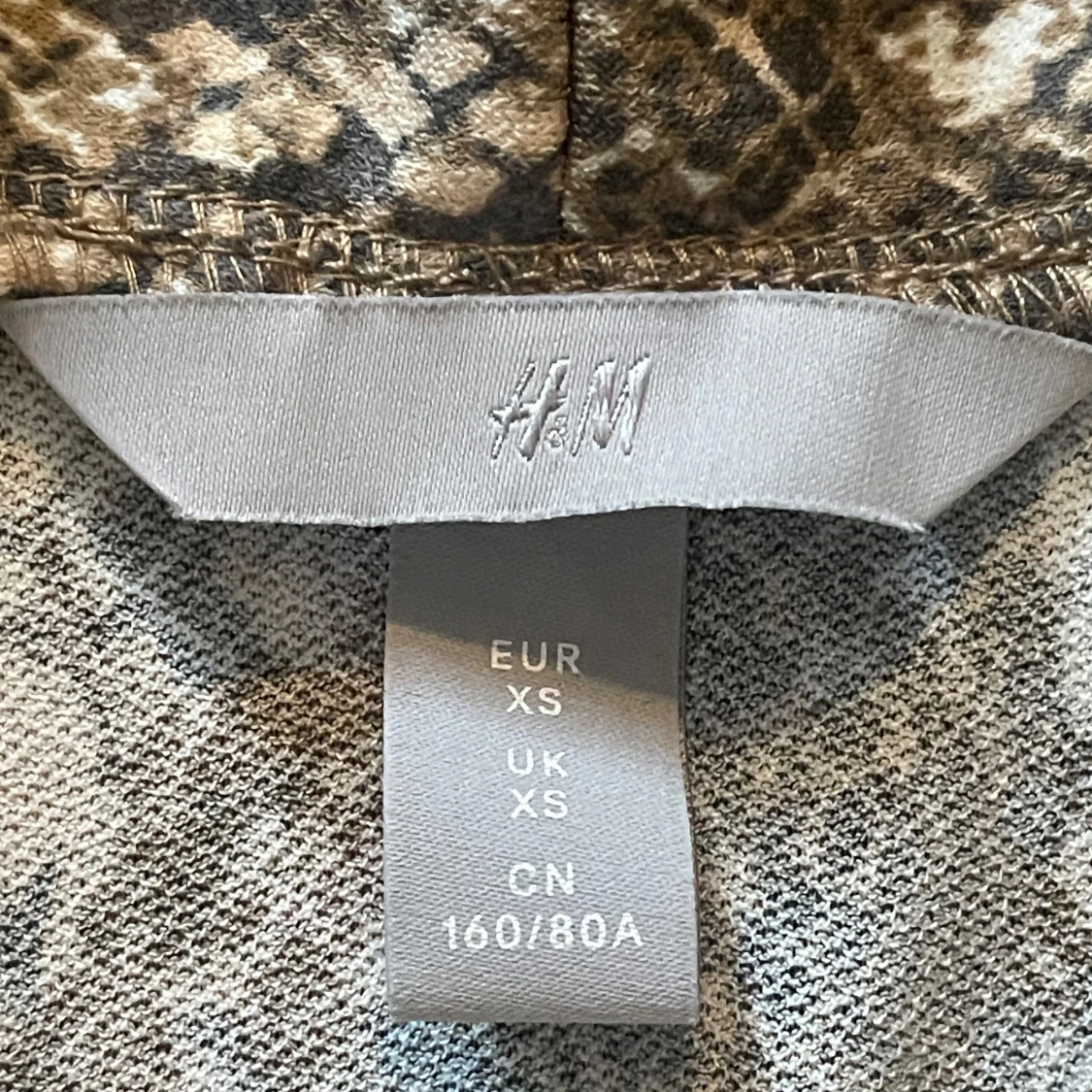 Ormmönstrad topp från H&M - 3