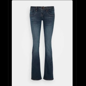 Mörkblå low waist bootcut jeans från LTB - Snygga mörkblå bootcut jeans från LTB med låg midja. Klassisk femficksdesign och kontrastsömmar. Perfekta för en avslappnad stil. Passar även s 