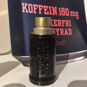 Boss The Scent Elixir Parfym - Elegant parfymflaska från Hugo Boss, The Scent Elixir. Flaskan är mörk med en guldig kork och rymmer 100 ml. Det är kvar typ 90ml helt ny har han vänt den nån gång.