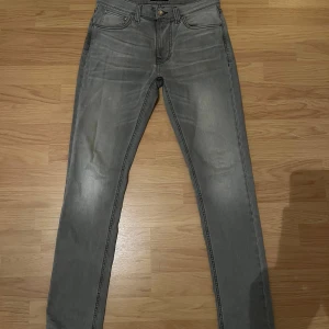 Nudie Jeans - Säljer ett par slim nudie jeans i storlek W30 L32. Jeansen är i väldigt bra skick och i modellen Lean Dean, pris kan även diskuteras!😁