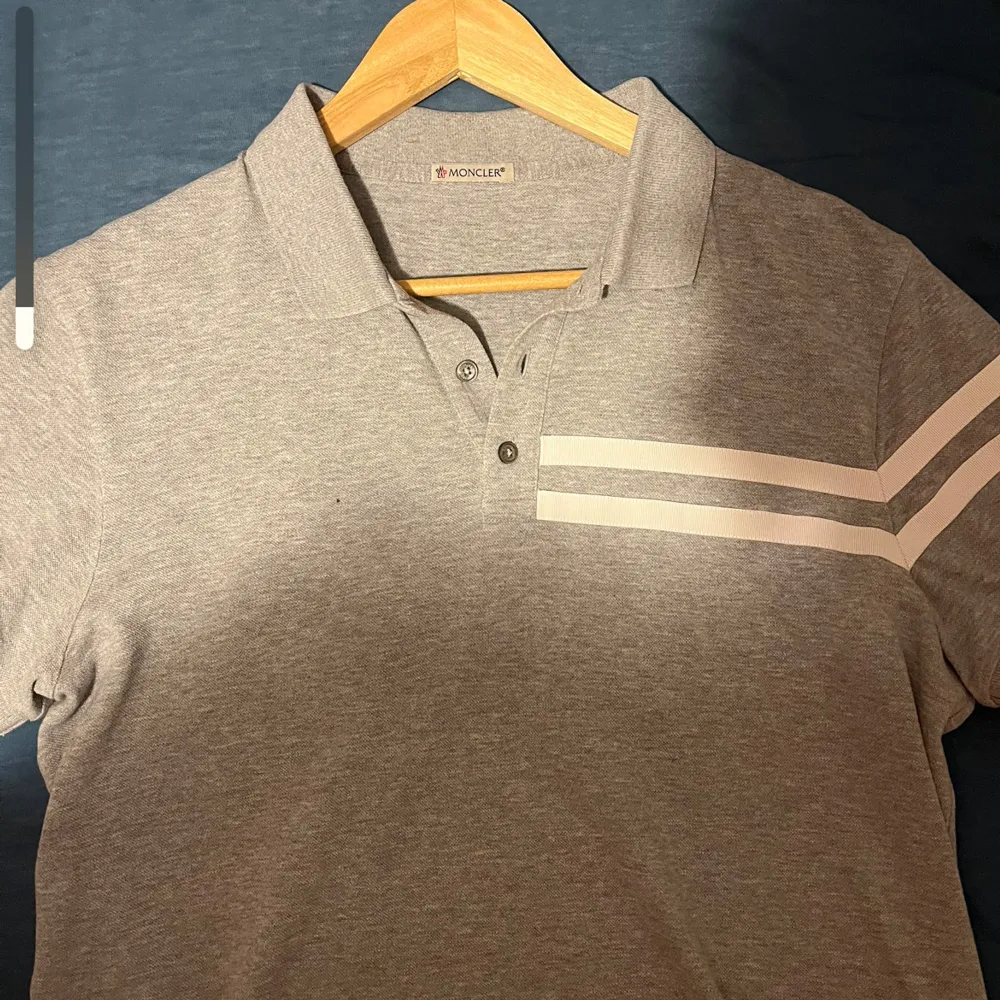 Snygg grå pikétröja från Moncler köpt från garmsmarket för 1000kr ny pris 3000kr den är storlek L men sitter som M den saknar industritags men den är äkta 9av10 skick . T-paidat.