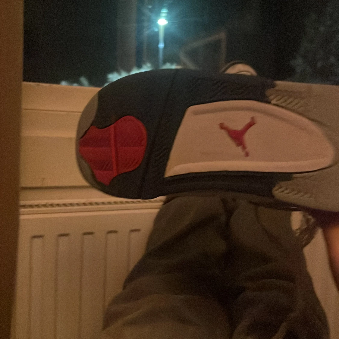 Nike Air Jordans i vitt och grått - 1