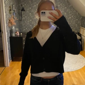 Svart stickad tröja - Lite kortare stickad tröja från hm, okej skick. 