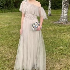  Balklänning från Ida Sjöstedt  - Säljer nu denna jätte fina balklänning från Ida Sjöstedt. Använd en gång så är i väldigt bra skick. Ny pris är 6000kr men säljer nu för 2700kr. Priset går att diskutera💕💕💕#IdaSjöstedt #balklänning #långklänning