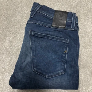 Replay Anbass jeans - Säljer dessa blå Replay anbass jeans (slimfit)! Jeansen är i grymt bra skick, inga defekter! Size 30. Skriv vid funderingar!