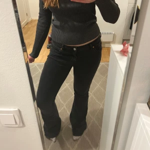 Svarta bootcut jeans - Jätte snygga lågmidjade jeans från monki! Köpta för ca 1 månad sedan men säljer pågrund av lite för långa. Jag är 173 för referens, storlek 28/34 men passa även storlek 27 också skulle jag säga 💕