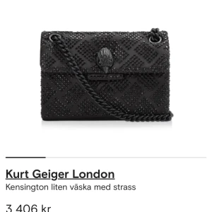  Kurt Geiger London väska  - Snygg och elegant svart väska från Kurt Geiger London, dekorerad med strass för en glittrig look. Väskan har en kedjerem och ett stilrent mönster. Perfekt för att ge din outfit en extra touch av glamour.🥰har använt fåtal gånger! 